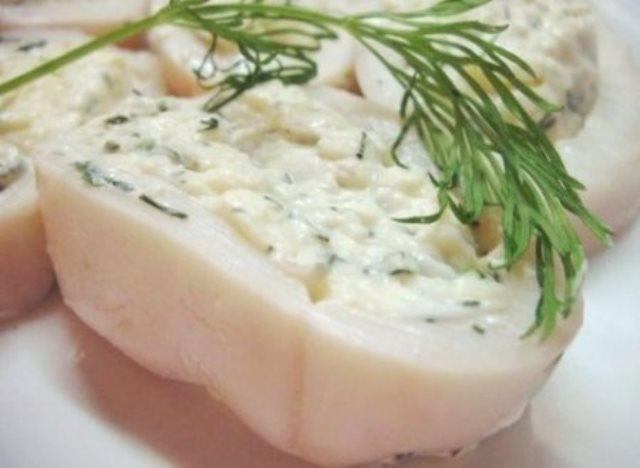 Фаршированные кальмары будут изюминкой праздничного стола.