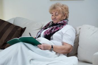 woman-doing-crossword-puzzle-5
